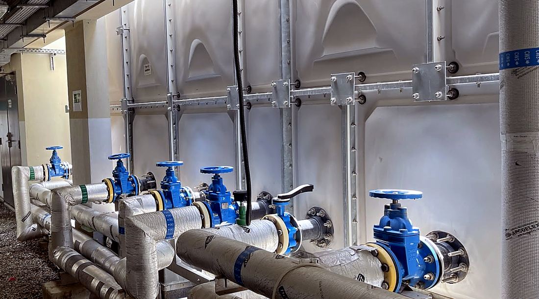 Water storage tank and supply valve set
