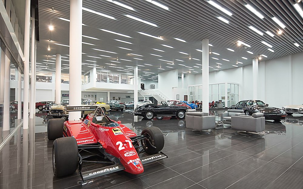 Tomini classic car showroom — interior